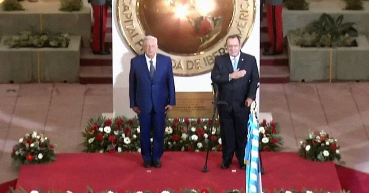 Presidente de Guatemala recibe a AMLO en Palacio Nacional de la Cultura