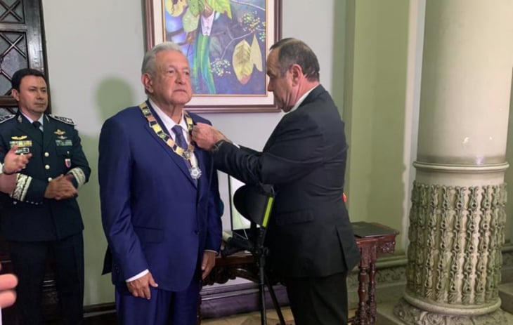 Guatemala condecora a AMLO con Orden del Quetzal