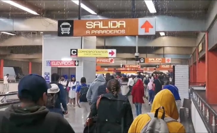'Cascadas' encharcan Metro El Rosario tras fuerte lluvia y granizo