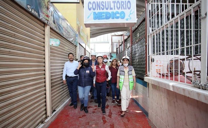 Prometen ayuda a locatarios de Azcapotzalco tras caída de techo
