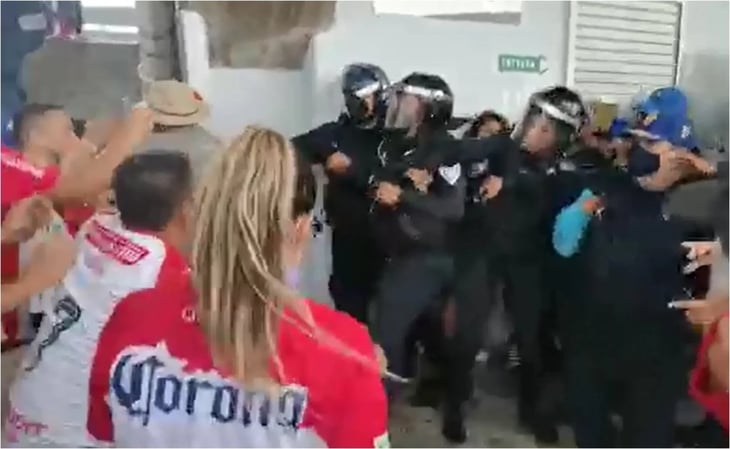 Aficionados del Necaxa y policías protagonizaron batalla campal