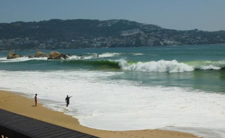 Cierran playas de Mazatlán, olas alcanzan los 6 metros de altura