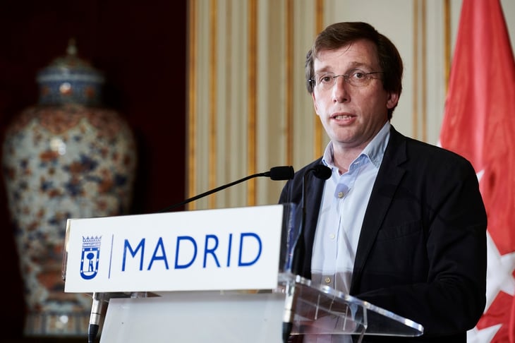 Alcaraz recoge su primer trofeo en Madrid de manos del alcalde
