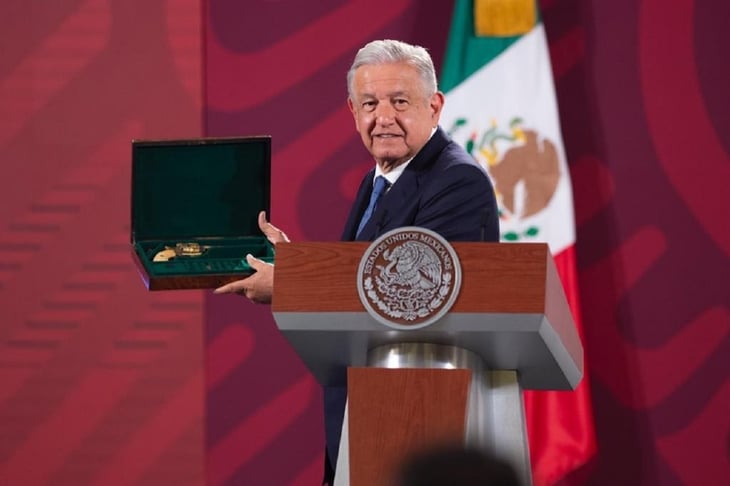 AMLO muestra pistola de Francisco I. Madero que Díaz-Canel devolvió a México