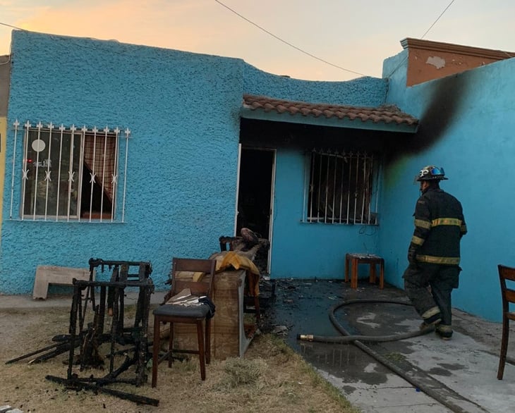 Hombre salva a su perrito de morir calcinado al incendiarse su domicilio en Monclova 