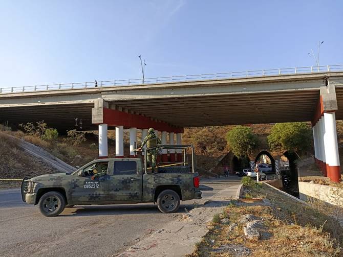 Cuelgan un cadáver en puente de Zacatecas