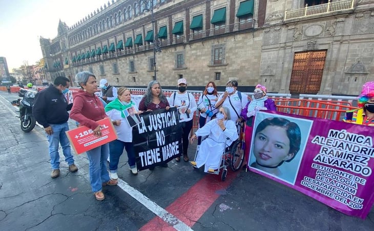 Madres de personas desaparecidas se manifiestan en Palacio Nacional