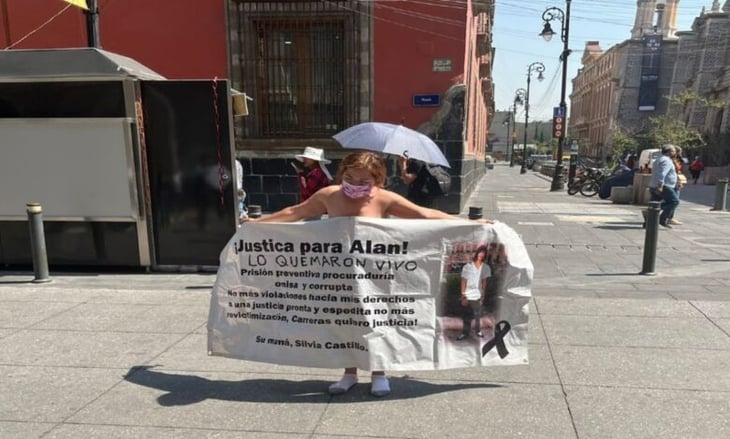 Silvia protesta desnuda en el Día de las Madres; exige que se investigue el asesinato de su hijo