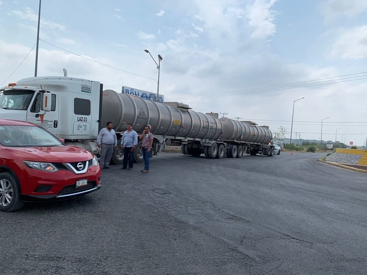 Tráiler choca camioneta en la colonia Estancias de San Juan Bautista 