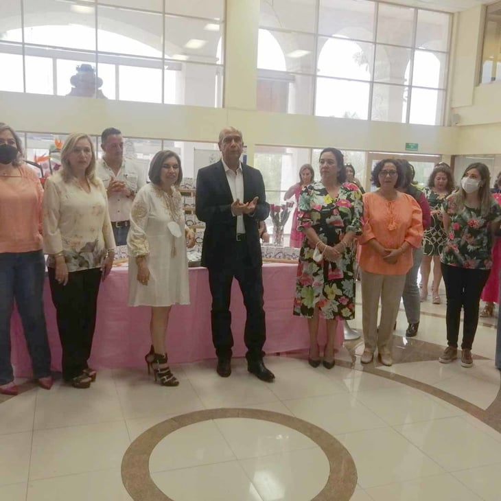 Mario Dávila festeja con mariachi, regalos y pastel a las madrecitas de presidencia