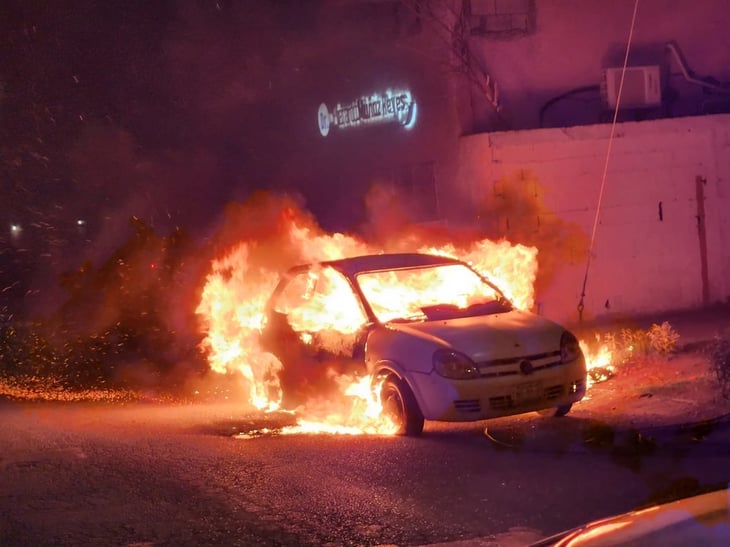 Se incendia auto por falla en bomba de gasolina en la colonia Tecnológico de Monclova