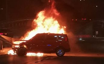 Hombre pierde la vida al impactar su vehículo e incendiarse en la carretera Torreón-San Pedro