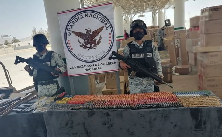 Guardia Nacional asegura tractocamión con armas y pirotecnia