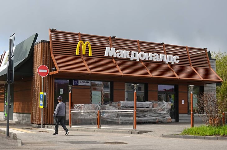Anuncia McDonald’s retirada definitiva del mercado ruso