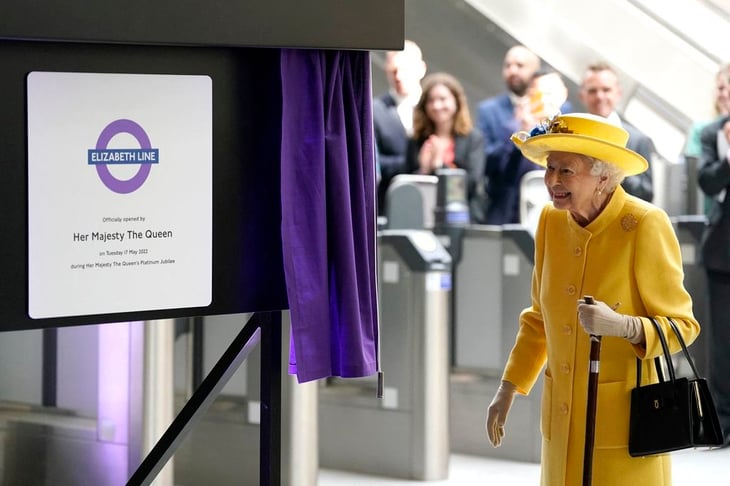 La reina Isabel II visita de sorpresa el metro de Londres