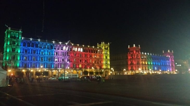 Monumentos de la CDMX se iluminan con la bandera arcoíris