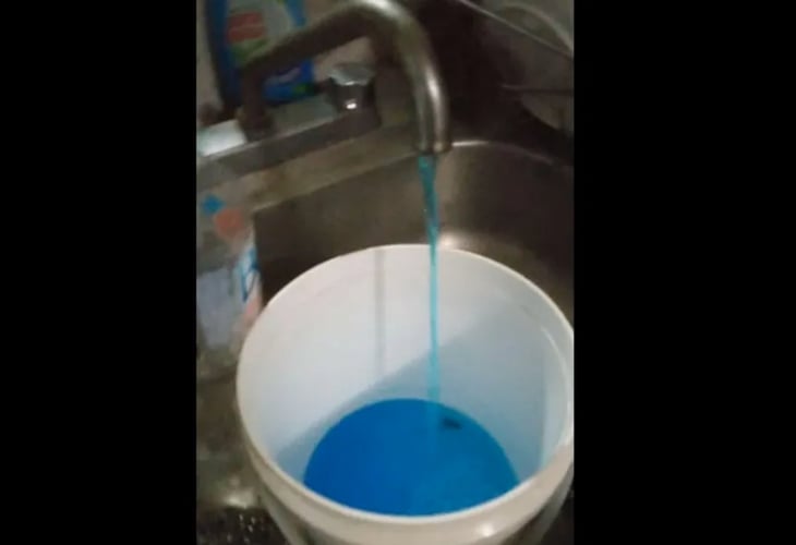 Familias de Monterrey se sorprenden con agua azul que está  saliendo por la tubería 