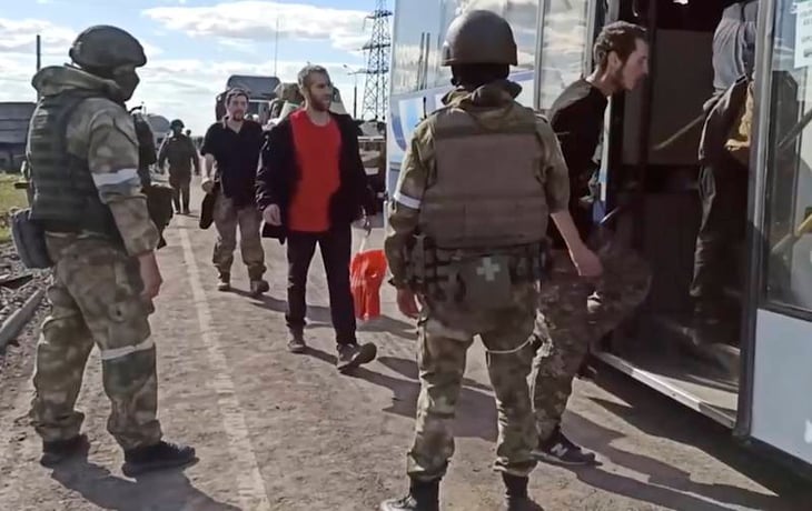 Soldados ucranianos de rinden ante Rusia en Mariúpol