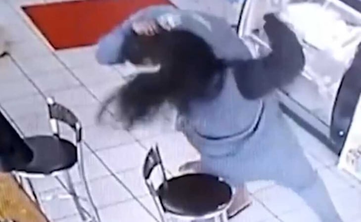 VIDEO: ataca mujer a acosador y se vuelve viral