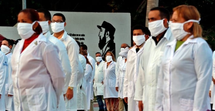 ‘Ni un paso atrás’, dice AMLO por contratación de médicos cubanos
