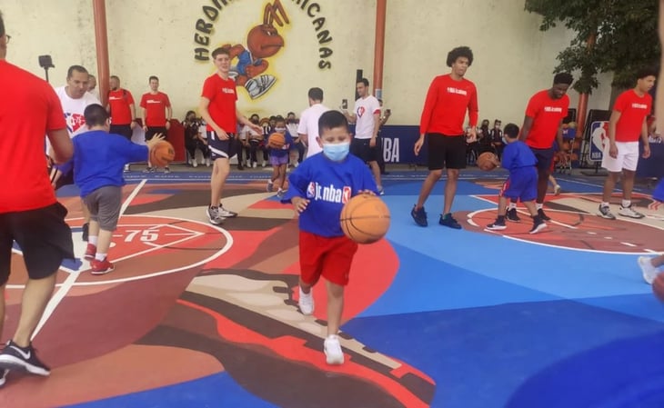 Gigantes de la NBA despiertan el sueño del basquetbol en niñas y niño