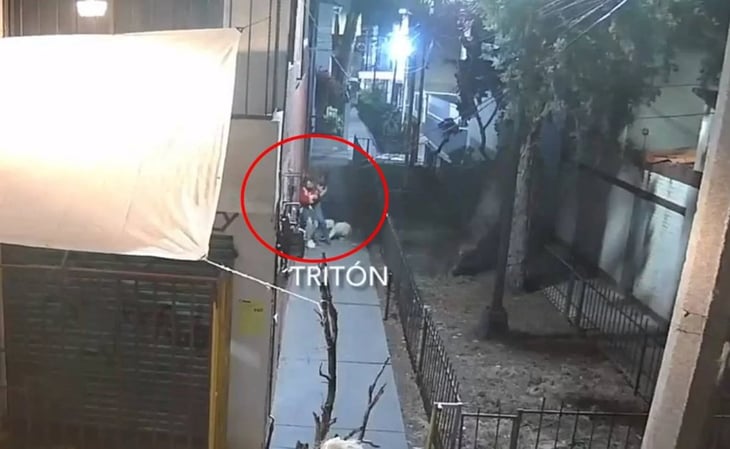 Captan momento en que hombre golpea a mujer en calles de Iztacalco