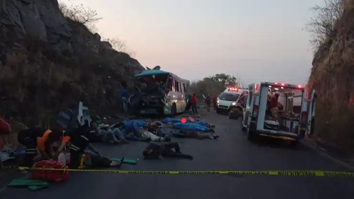 Choque de transporte de personal deja al menos 12 muertos y 30 lesionados en Jalisco