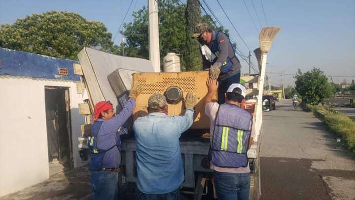 Retiran siete toneladas de cacharros en la colonia San Salvador, vecinos quieren a Monclova libre de Dengue