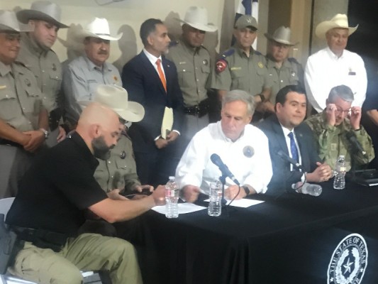 El gobernador de Texas, anuncia más alambre de púas en la frontera y hasta 1 año de cárcel para indocumentados