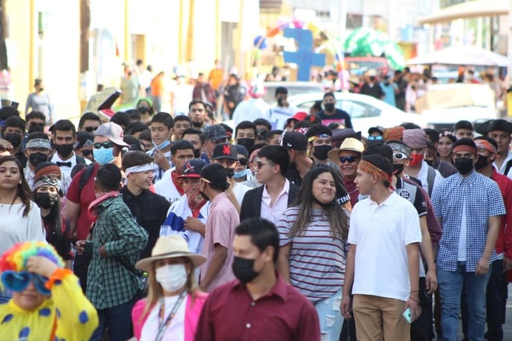 Con desfile chusco estudiantes festejan su día