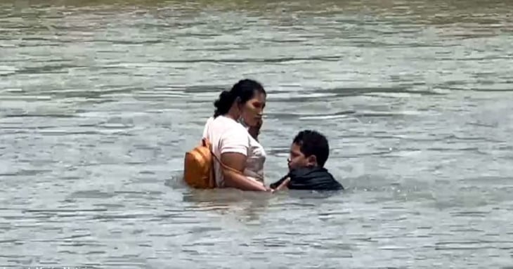 Dramático rescate de una madre y su hijo en cruce del río Bravo por Piedras Negras