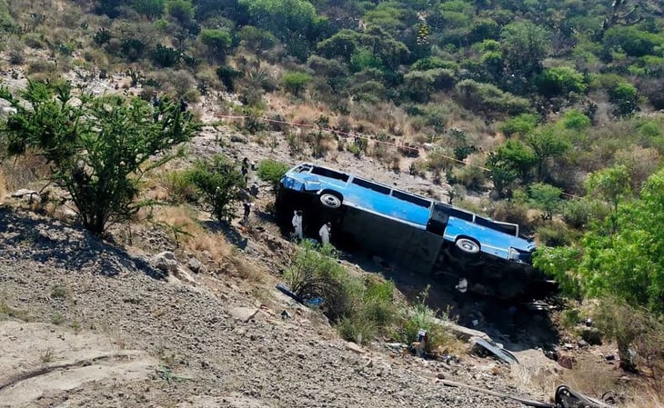 Mueren 6 migrantes tras volcadura de autobús en Querétaro