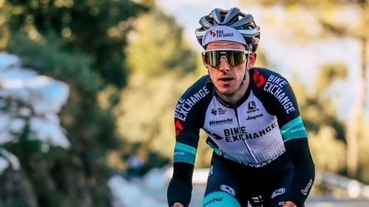 Simon Yates se retira del Giro por una lesión de rodilla