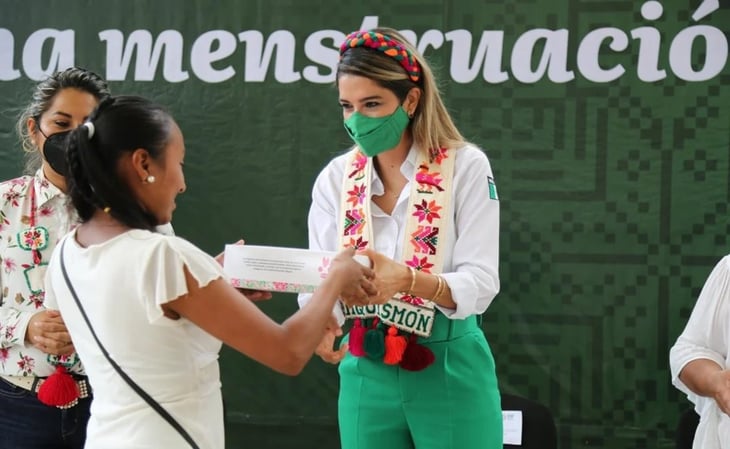DIF inicia entrega de kits menstruales a mujeres de La Huasteca
