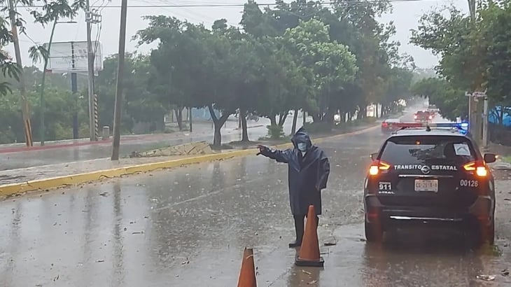 Lluvias provocan encharcamientos y caída de anuncios en Chiapas