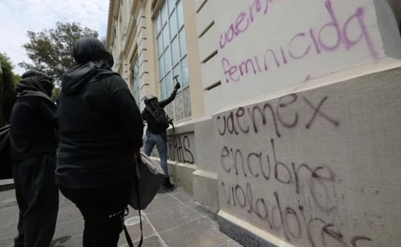 Protestan en rectoría de UAMex por presunto abuso sexual de director