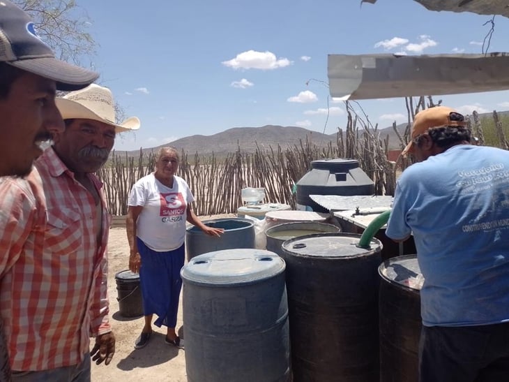 Familias del Ejido Cuates de Australia recibe pipas de agua 