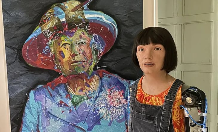 La robot artista Ai-Da presenta un retrato de Isabel II por su Jubileo