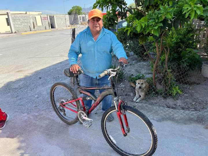 Ciudadano le regala una bicicleta a don Amado Luna