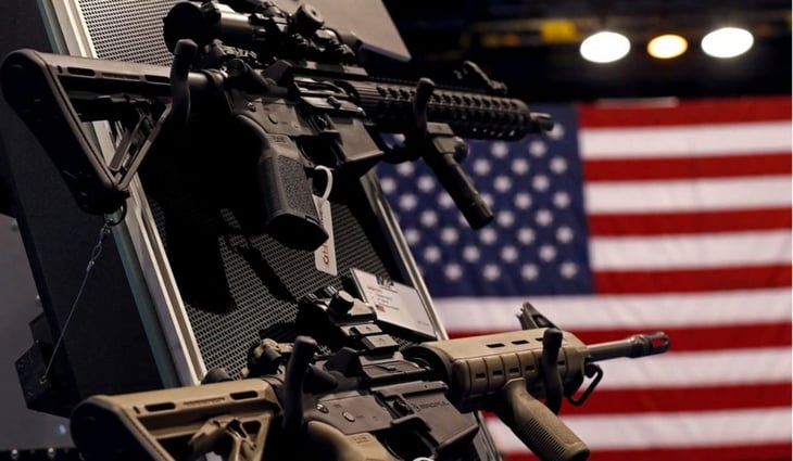 Ebrard denuncia 'negligencia' de fabricantes de armas tras masacre
