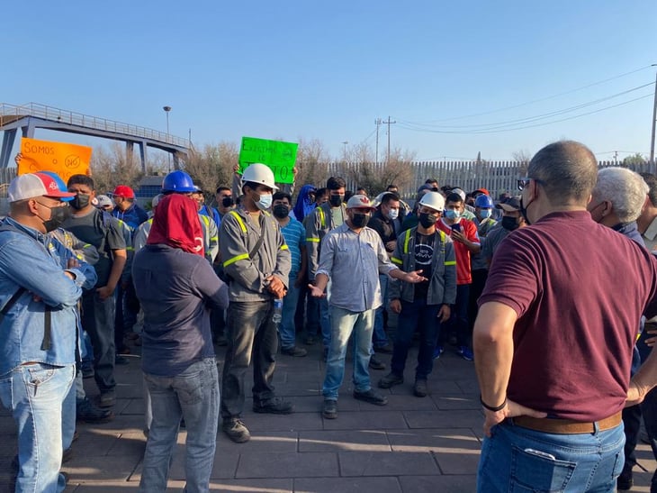 Obreros de AHMSA mantienen manifestación en exigencia de mayor utilidad