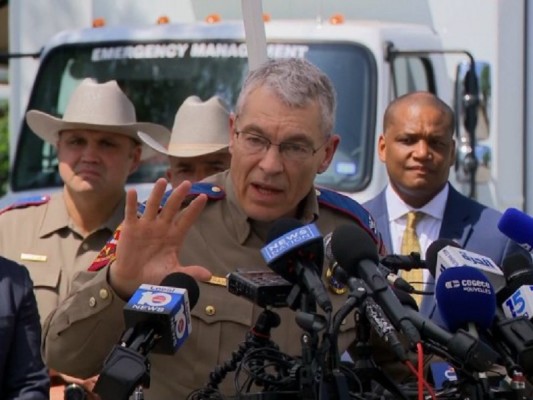 Coroner de Texas reconoce que fue una ‘decisión equivocada’ no violar inmediatamente la puerta del aula