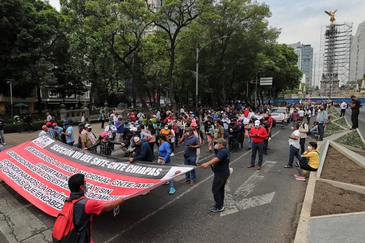 Integrantes de la CNTE marchan en calles del Centro Histórico de CDMX