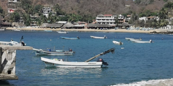 Ante ciclón, pescadores de Oaxaca retiran embarcaciones
