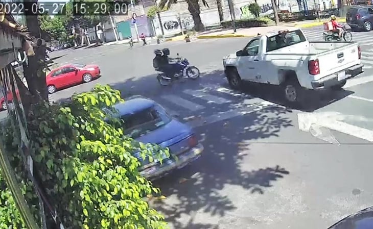 VIDEO: Camioneta embiste a motociclistas 