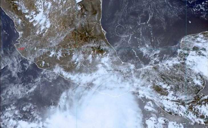 Se intensifica 'Agatha' a huracán categoría 2; activan 203 refugios