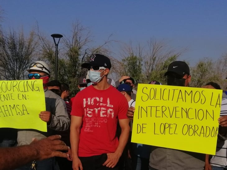 Obreros de AHMSA exigen con pancartas la intervención de López Obrador