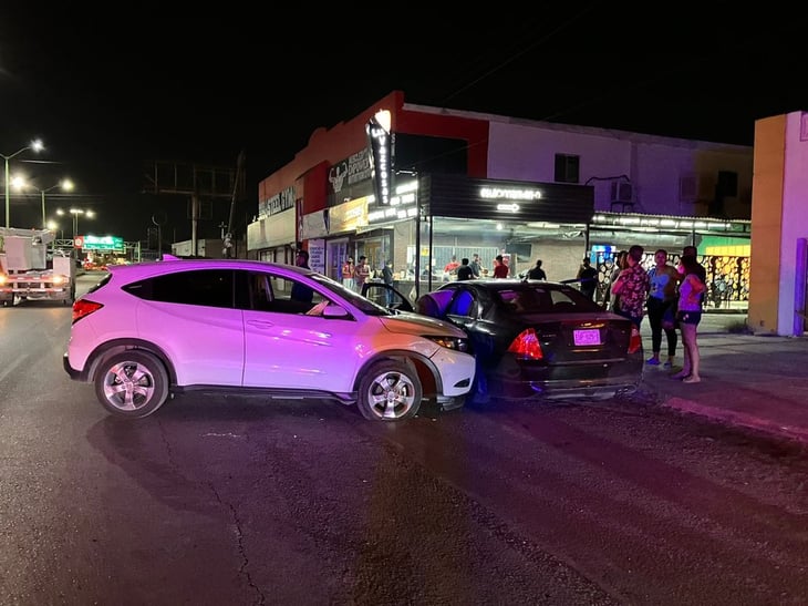 Cafre choca dos autos y derriba luminaria en Frontera
