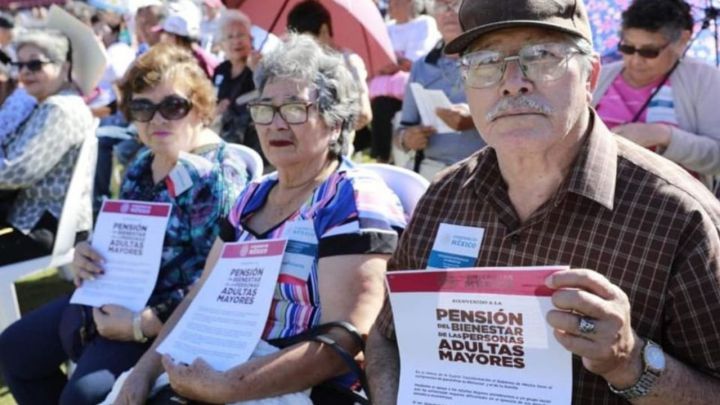 AMLO rechaza que entrega de pensiones haga flojos a abuelitos
