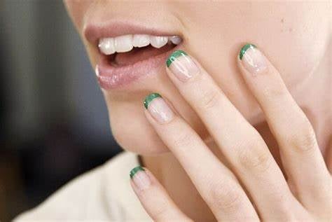 Manicura francesa verde; las uñas virales del verano marcando tendencia este 2022